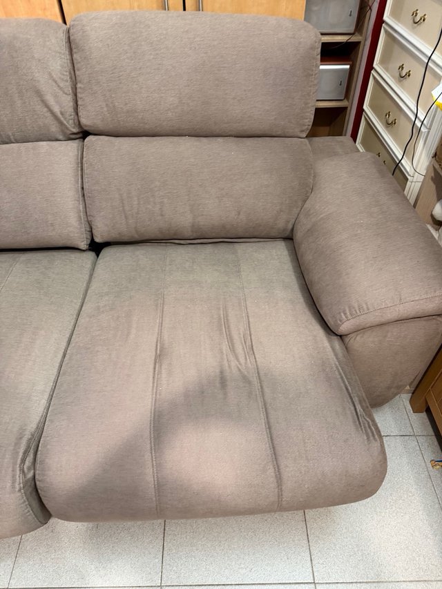 Sofá de tela beige y marrón