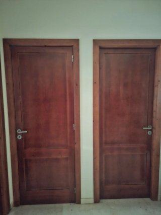 Puerta de madera con cristal