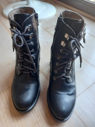 Botas de piel negras con cordones