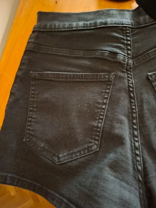 Pantalón corto tiro alto negro