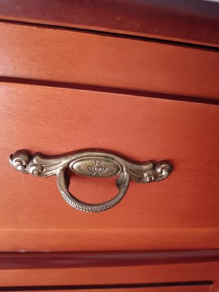 Cómoda de madera con tiradores dorados