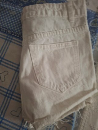 Pantaloncini jeans bianchi strappati