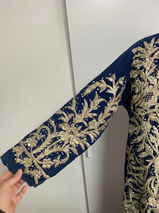 Túnica bordada en plata.