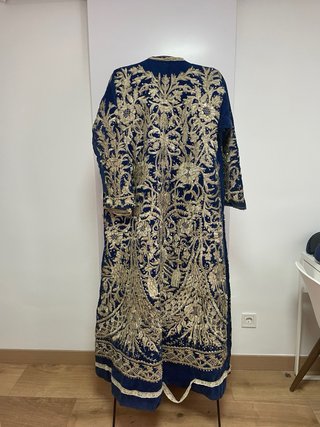Túnica bordada en plata.