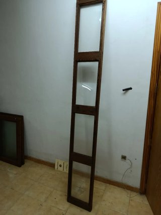 Ventana antigua de madera con cristales