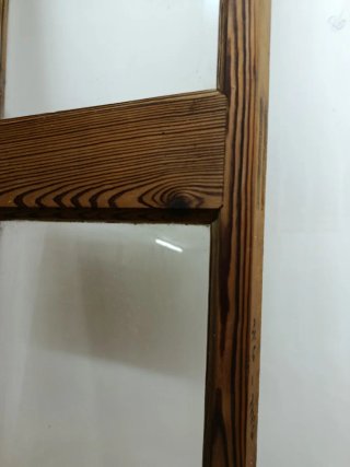 Ventana antigua de madera con cristales