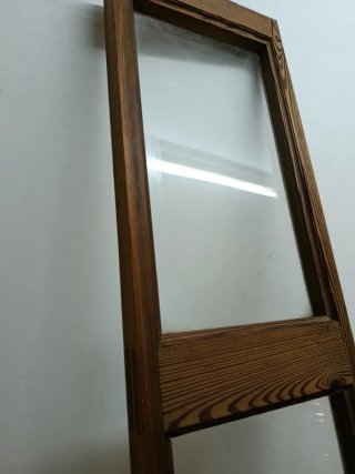 Ventana antigua de madera con cristales