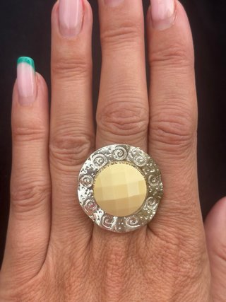 Anillo dorado con centro beige