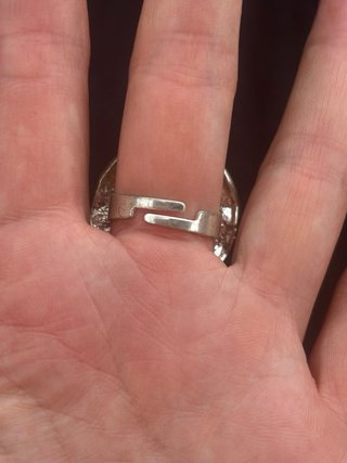 Anillo dorado con centro beige