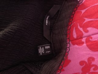 Blusa negra con volantes y encaje