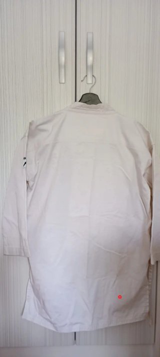 Kimono Karate Blanco Pequeña picada atras Poco uso