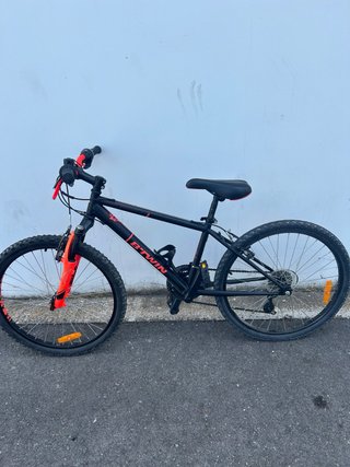 Bicicleta B-Twin Negra y Naranja