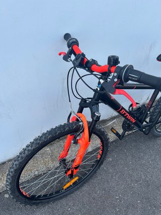 Bicicleta B-Twin Negra y Naranja