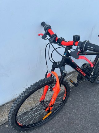 Bicicleta B-Twin Negra y Naranja