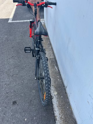 Bicicleta B-Twin Negra y Naranja
