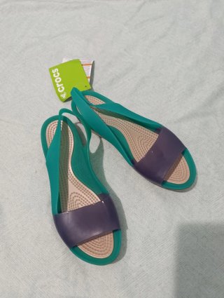 Sandalias Crocs Talla 37 (W6) Morado/Verde