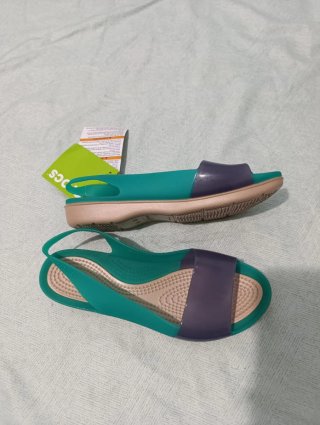Sandalias Crocs Talla 37 (W6) Morado/Verde