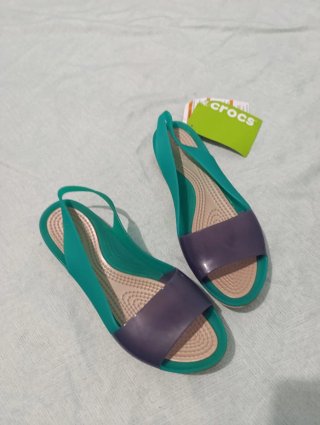 Sandalias Crocs Talla 37 (W6) Morado/Verde