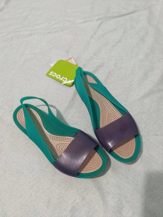 Sandalias Crocs Talla 37 (W6) Morado/Verde