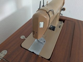 Máquina de coser Singer con mueble