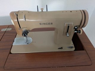 Máquina de coser Singer con mueble