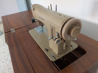 Máquina de coser Singer con mueble