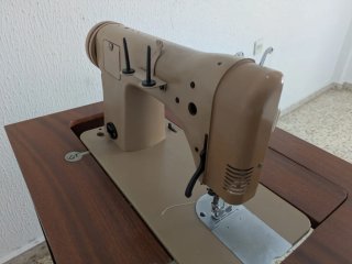 Máquina de coser Singer con mueble