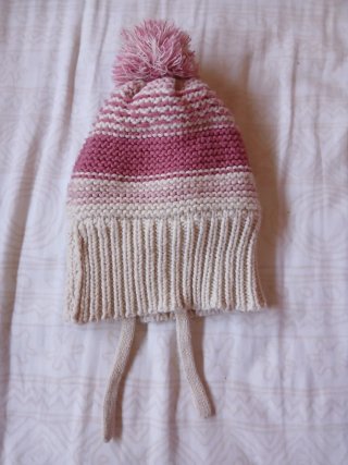 Gorro de bebé tejido rosa y beige