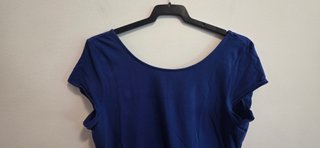 Camiseta de mujer azul eléctrico de manga corta