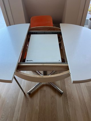 Mesa redonda extensible + 4 sillas naranjas