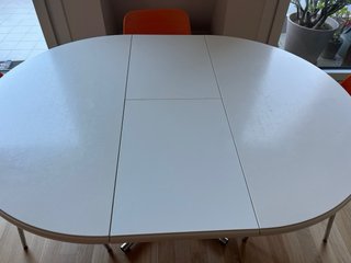 Mesa redonda extensible + 4 sillas naranjas