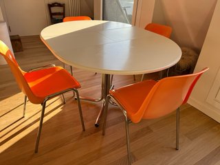 Mesa redonda extensible + 4 sillas naranjas