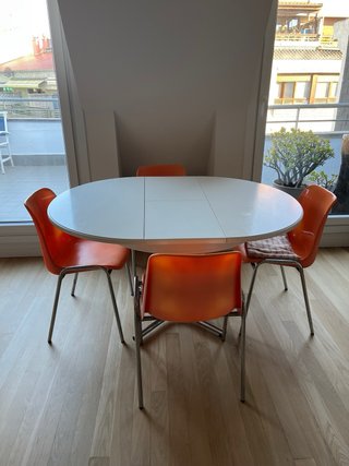 Mesa redonda extensible + 4 sillas naranjas
