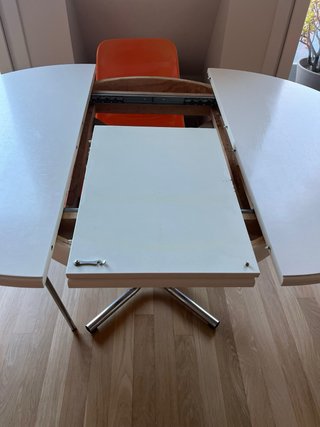 Mesa redonda extensible + 4 sillas naranjas