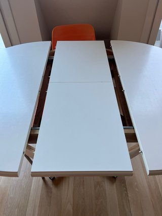 Mesa redonda extensible + 4 sillas naranjas