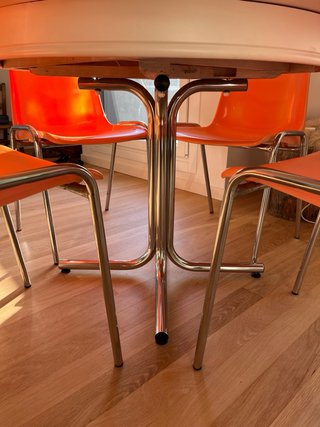 Mesa redonda extensible + 4 sillas naranjas