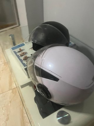 Cascos de moto blanco y negro