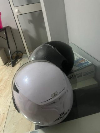Cascos de moto blanco y negro