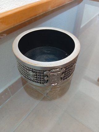 Posabotellas metálico decorado