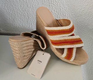 Sandalias cuña Sfera crochet naranja y beige
