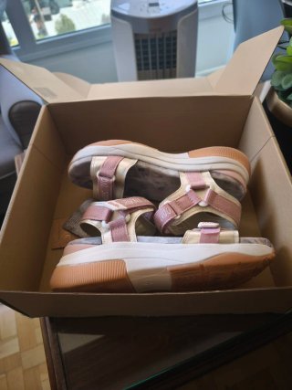 Sandalias Anekke con etiqueta