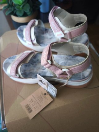 Sandalias Anekke con etiqueta
