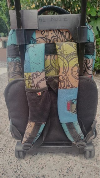 Mochila Totto con ruedas y diseño colorido