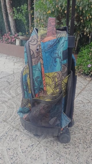 Mochila Totto con ruedas y diseño colorido