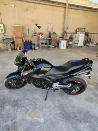 Suzuki GSR 600 Negra