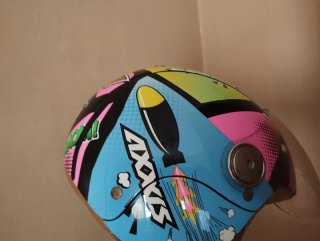 Casco infantil nuevo estilo cómic