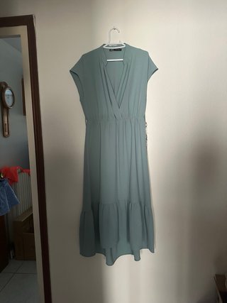 Vestido verde con manga corta y cuello pico