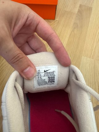 Zapatillas Nike Beige y Rojo