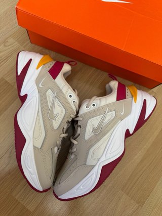 Zapatillas Nike Beige y Rojo