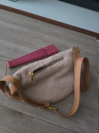 Riñonera de lana beige y rosa